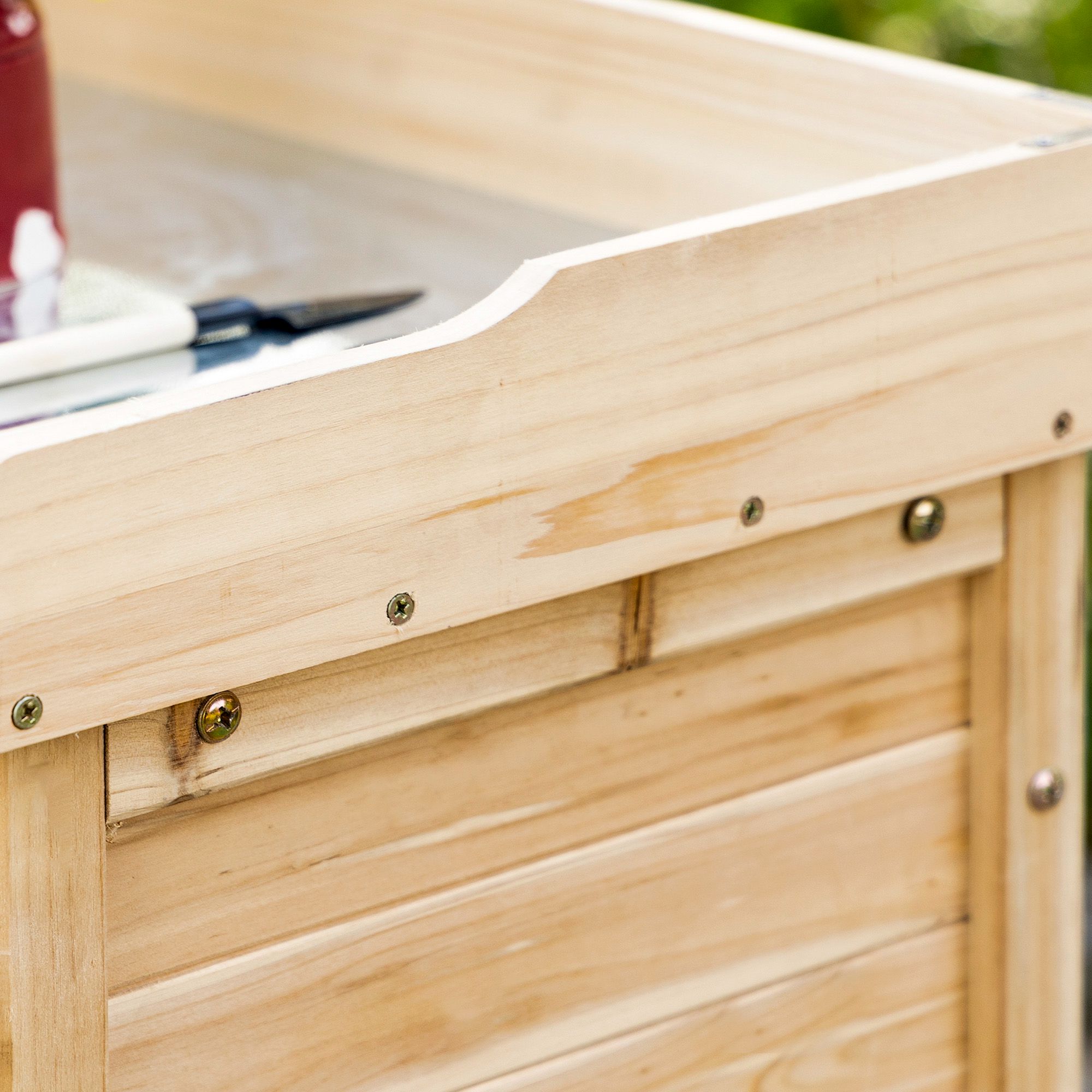 Gartenschrank mit 2 Fächern, Metall-Arbeitsplatte mit Aufkantung, Naturholz, 83 x 40 x 92 cm