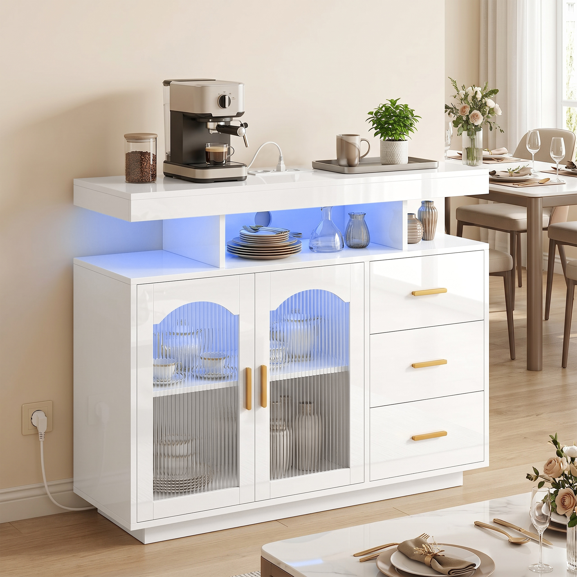 Sideboard mit LED-Beleuchtung, eingebauten Steckdosen, 3 Schubladen, Regalen und 2 Acryl-Türen, Hochglanz Weiß