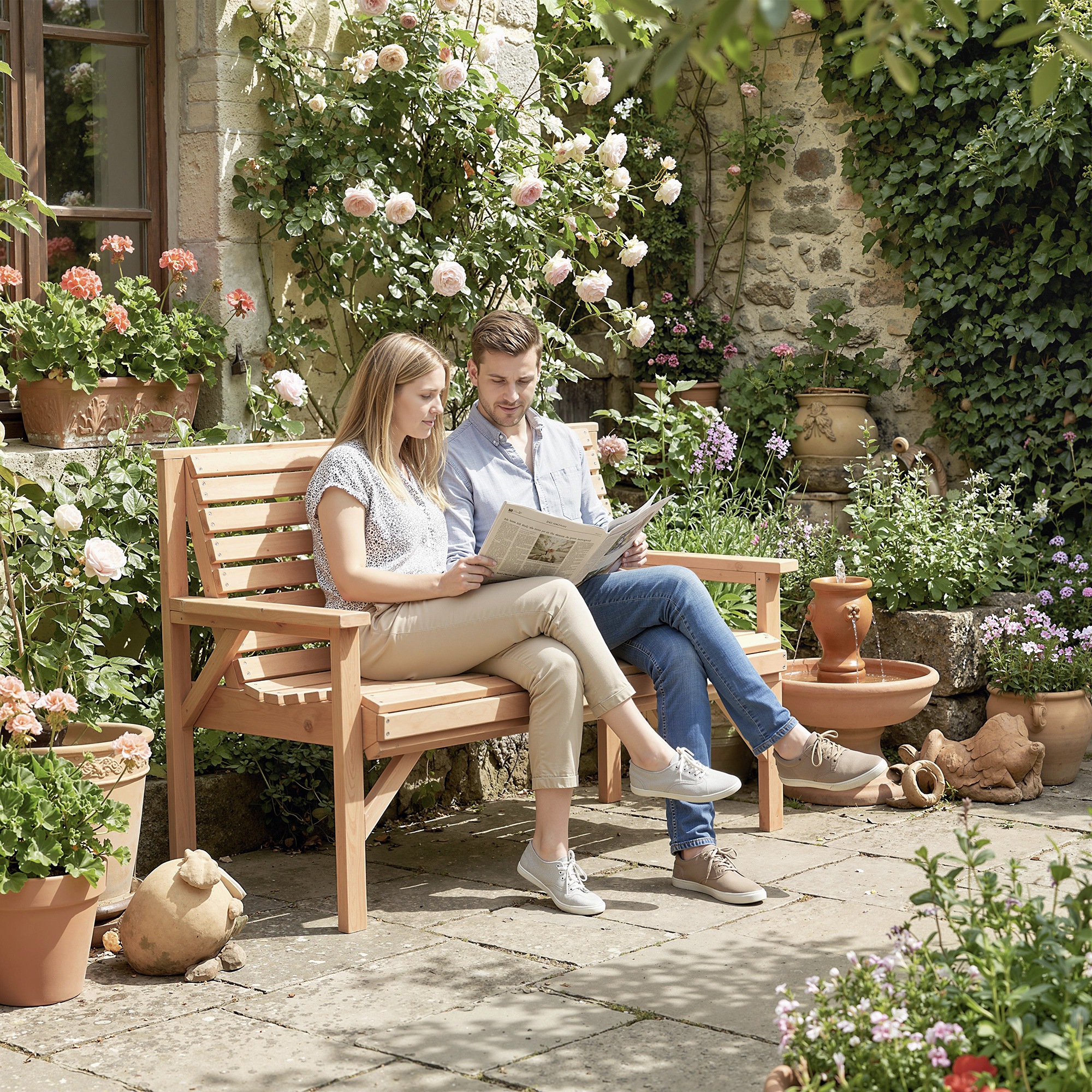 2-Sitzer Gartenbank aus Holz, Lattenbank mit Arm- und Rückenlehne, Outdoor-Möbel für Balkon, Terrasse, Garten