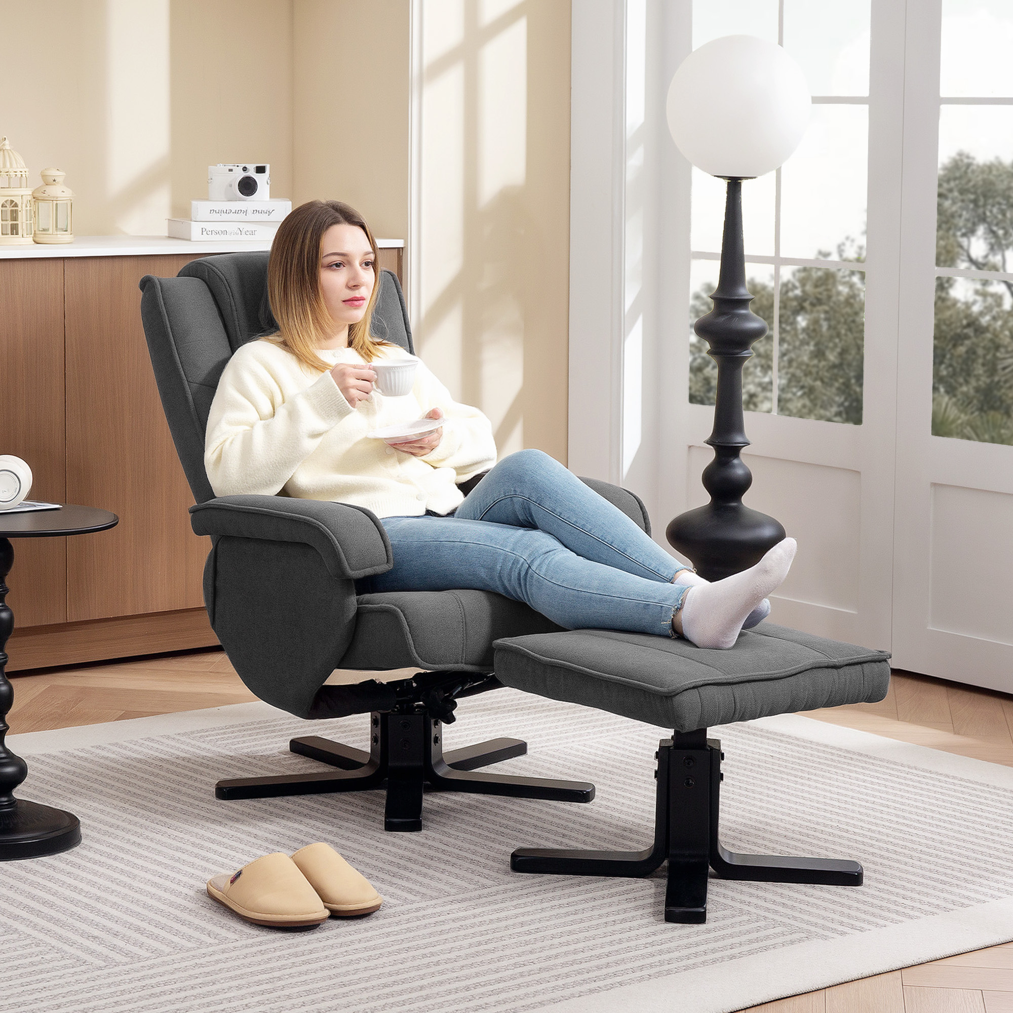 Schaukelbarer Relaxsessel mit Fußhocker, Stoffbezug in Samtoptik, drehbarer Polstersessel, Holzgestell, Grau