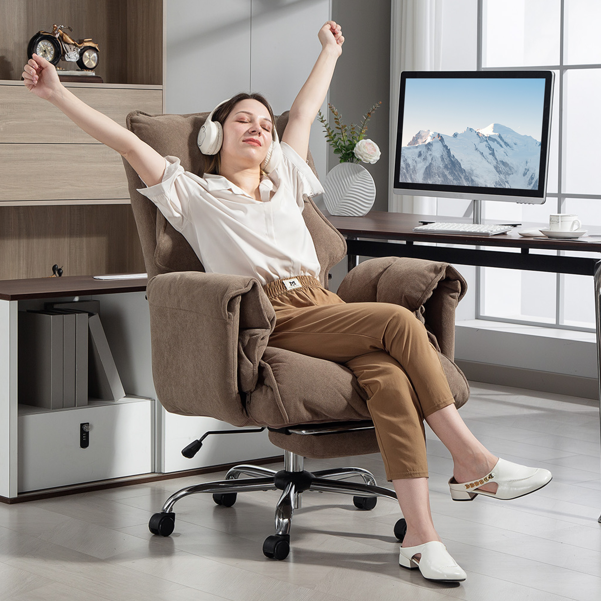 ergonomischer Bürostuhl, neigbare Rückenlehne, Fußstütze, weicher Stoff, Hellbraun