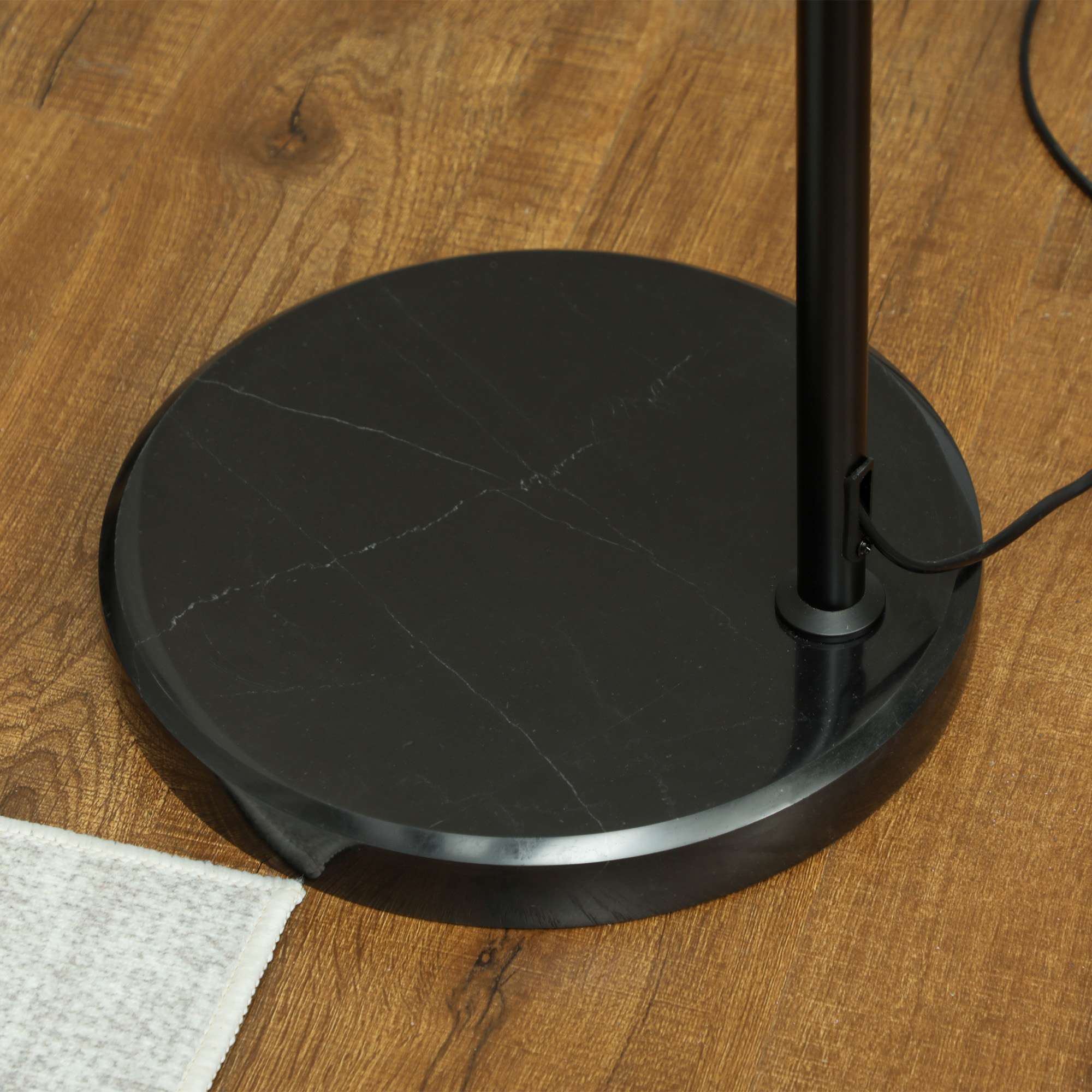 Stehlampe mit Hanfseil-Schirm, höhenverstellbar, Fußschalter, Metall, Schwarz