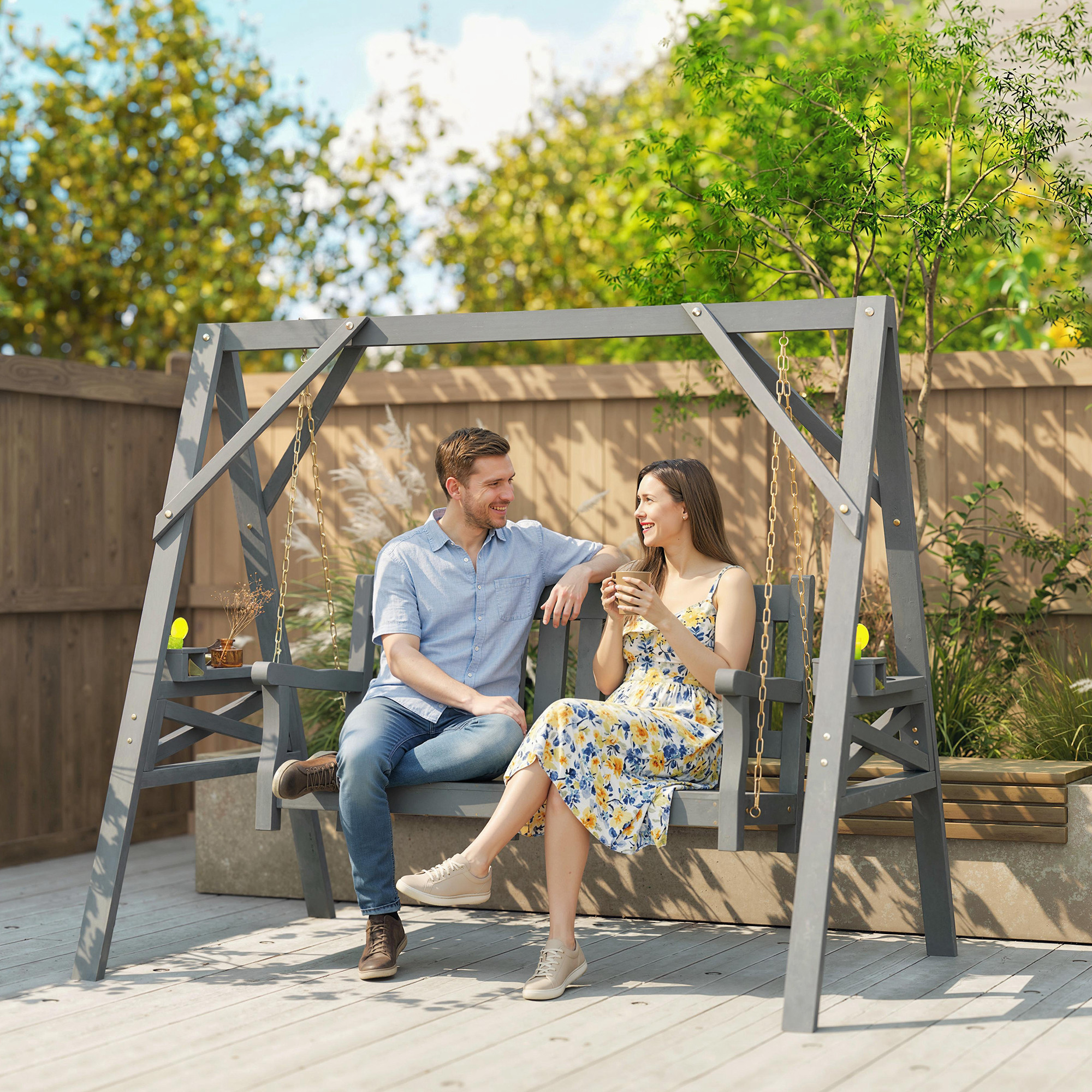 2-Sitzer Gartenschaukel, Holzschaukelbank mit Ablagen, Getränkehalter und Metallketten, Grau