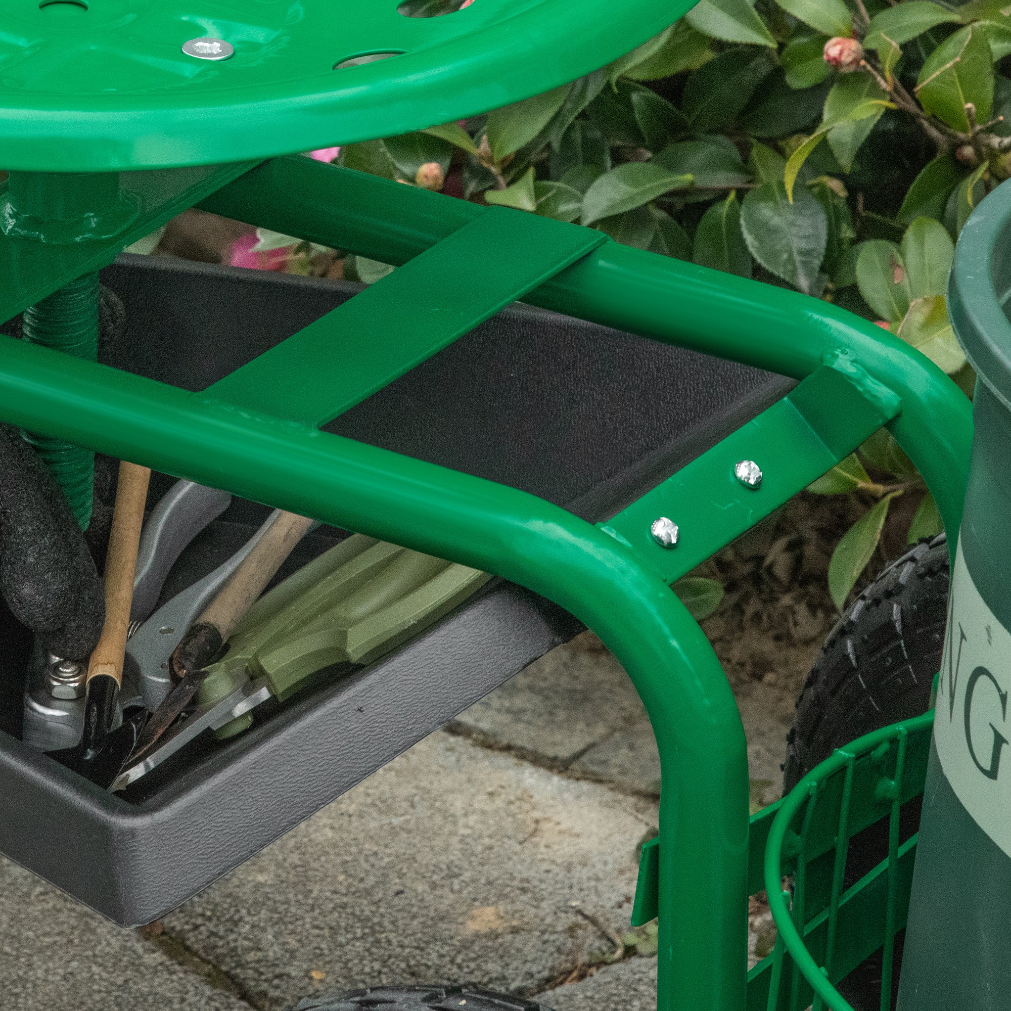 Gartenwagen mit Rollsitz bis 150 kg mit Ablage Korb für kleine Gartengeräte Werkstattwagen fahrbar Gartensitz Richtung steuerbar Sitzhöhe 46-59 cm höhenverstellbar Metall Gummi Grün