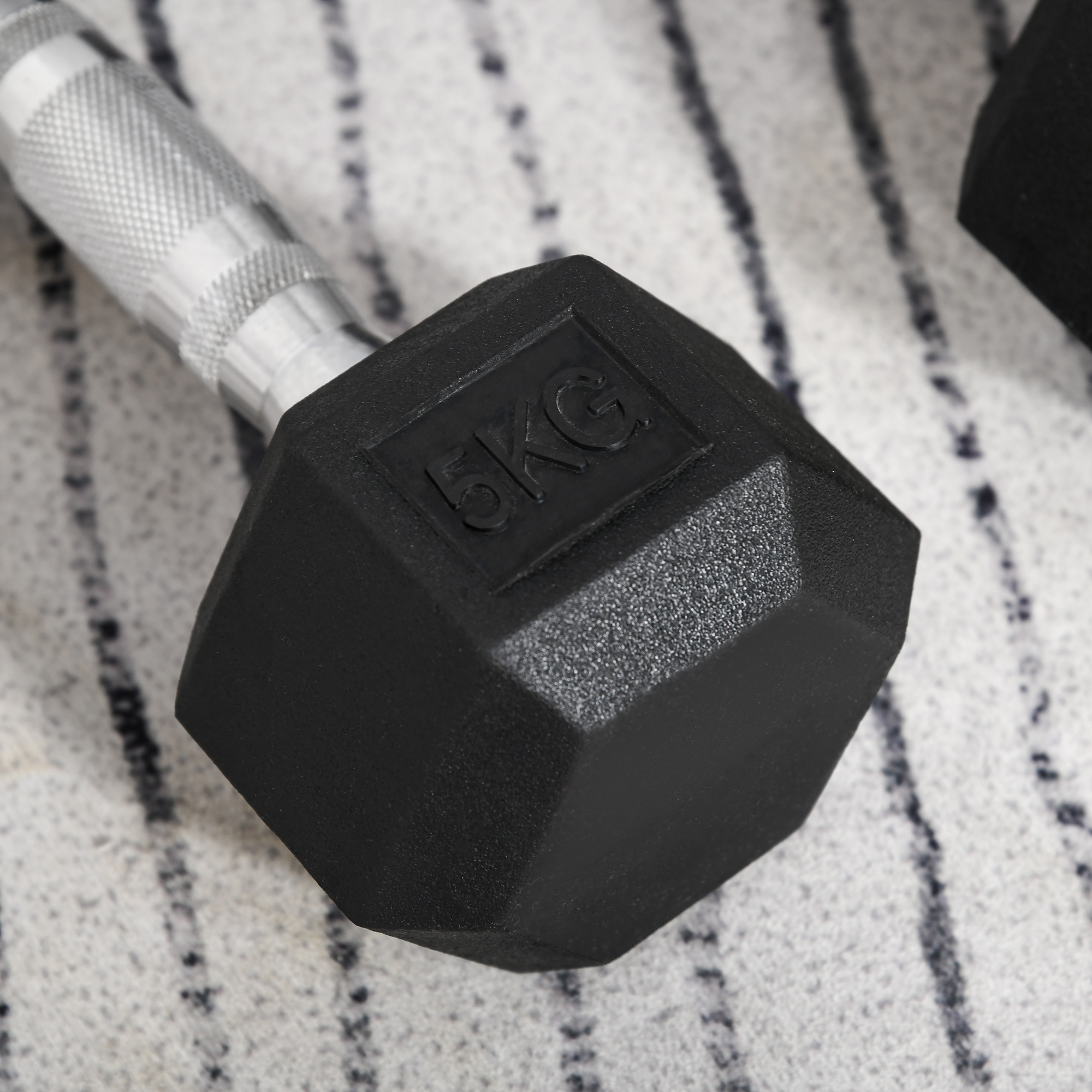 Hexagon Hanteln, 2er Set Hanteln mit gerändeltem Griff, Kurzhantelset aus Gusseisen, 2 x 5 kg, Kurzhanteln für Männer Frauen, Zuhause, Fitnessstudio, Krafttraining