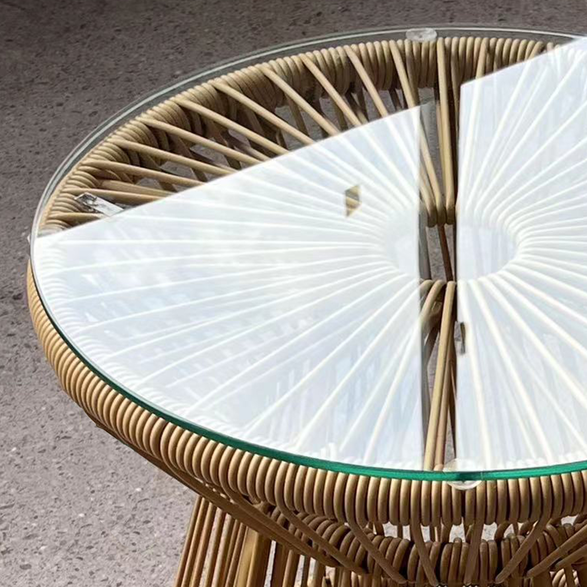 Outdoor-Beistelltisch Gartentisch Rattan-Beistelltisch, Glasplatte, PE-Rattan, 40 cm x 40 cm x 42 cm Beige