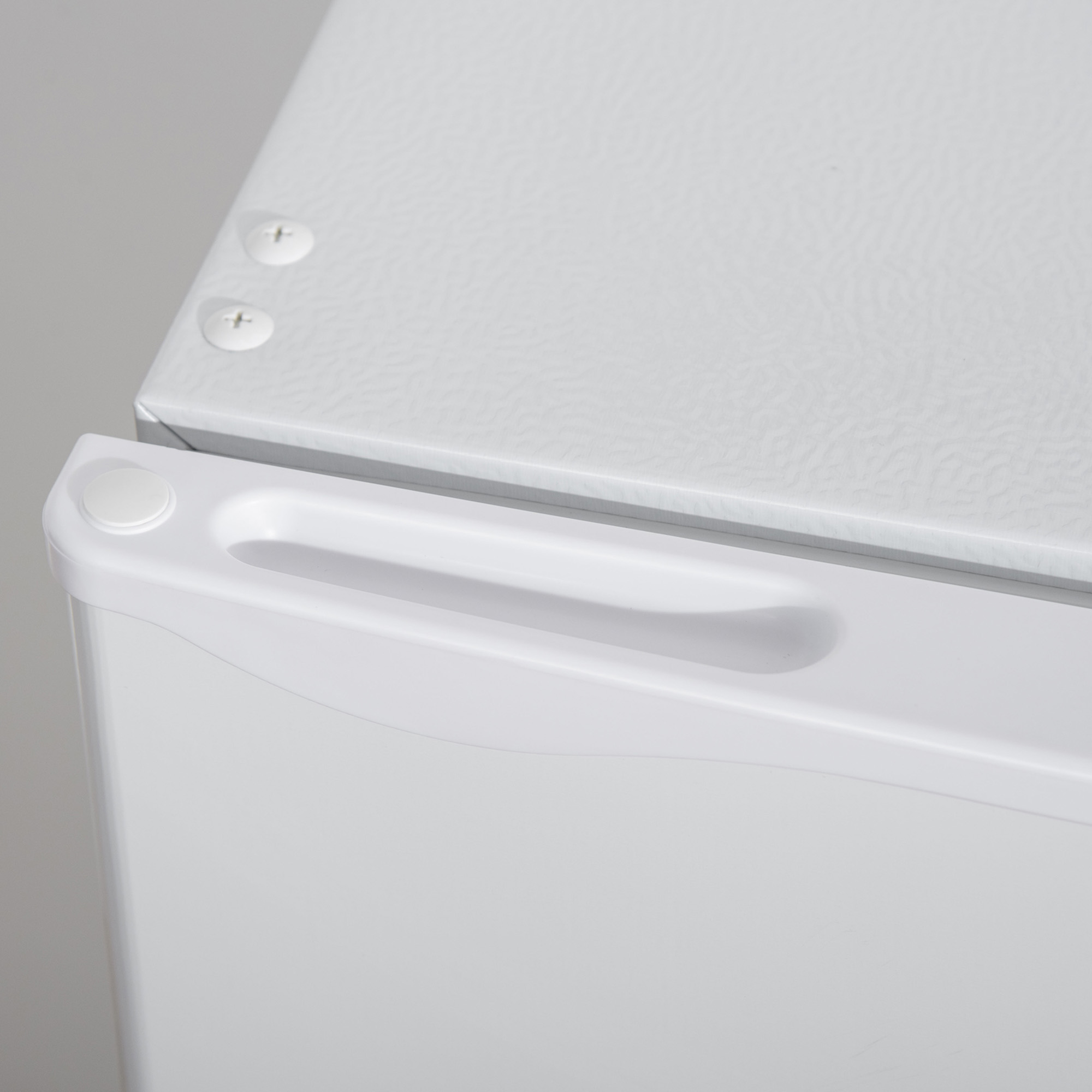 Mini-Kühlschrank, 91 Liter Kapazität, Gefrierfach, verstellbare Fächer, leiser Betrieb, kompakte Größe, Kunststoff, Stahl, Weiß