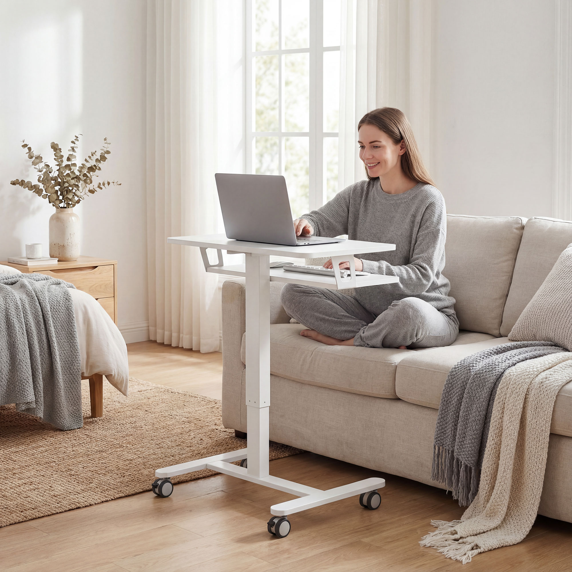 Höhenverstellbarer Stehschreibtisch, Rollbarer Sit-Stand-Schreibtisch mit Tastaturablage, Rollen und Stahlrahmen, Weiß