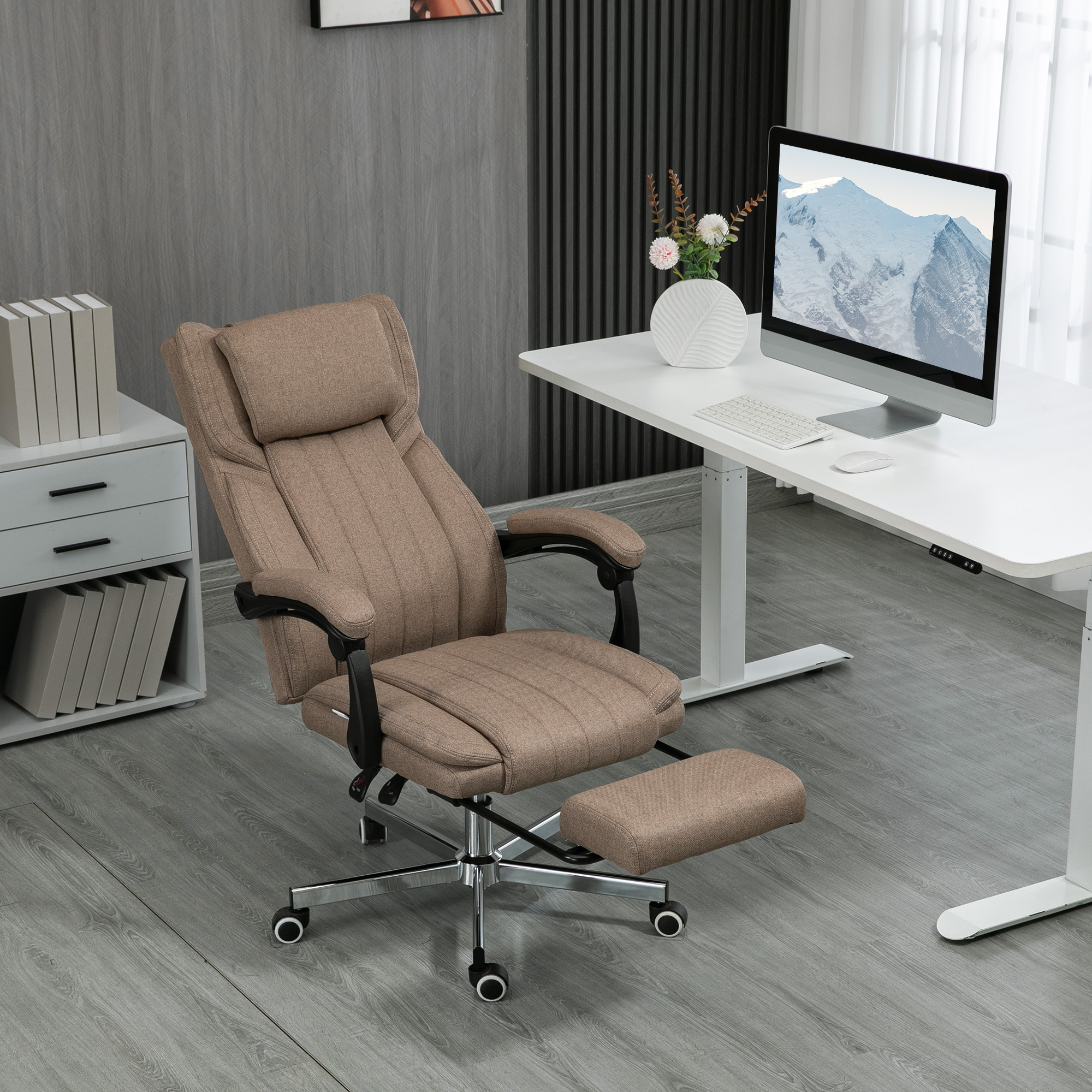 Bürostuhl mit Massagefunktion, neigbare Rücklehne, ausziehbare Fußstütze, Leinenoptik, 65 x 61 x 118 cm, Braun