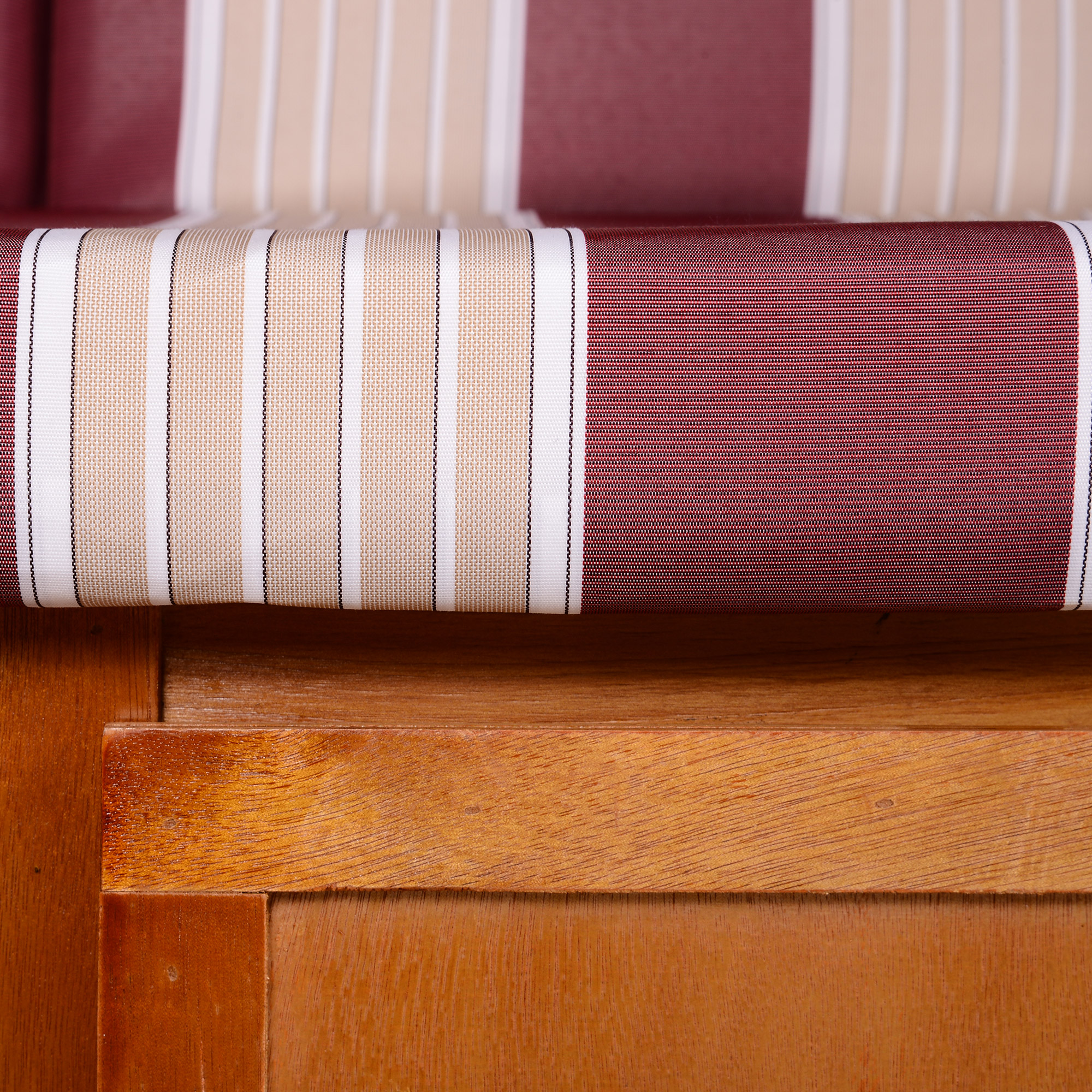 Strandkorb Ostsee Volllieger 2-Sitzer Strandkörbe aus Tannenholz, 5-stufige verstellbare Rückenlehne, Strandkorb mit Fußbänkchen Seitentische, PE Geflecht, Strandstuhl für Balkon, Rot+Weiß