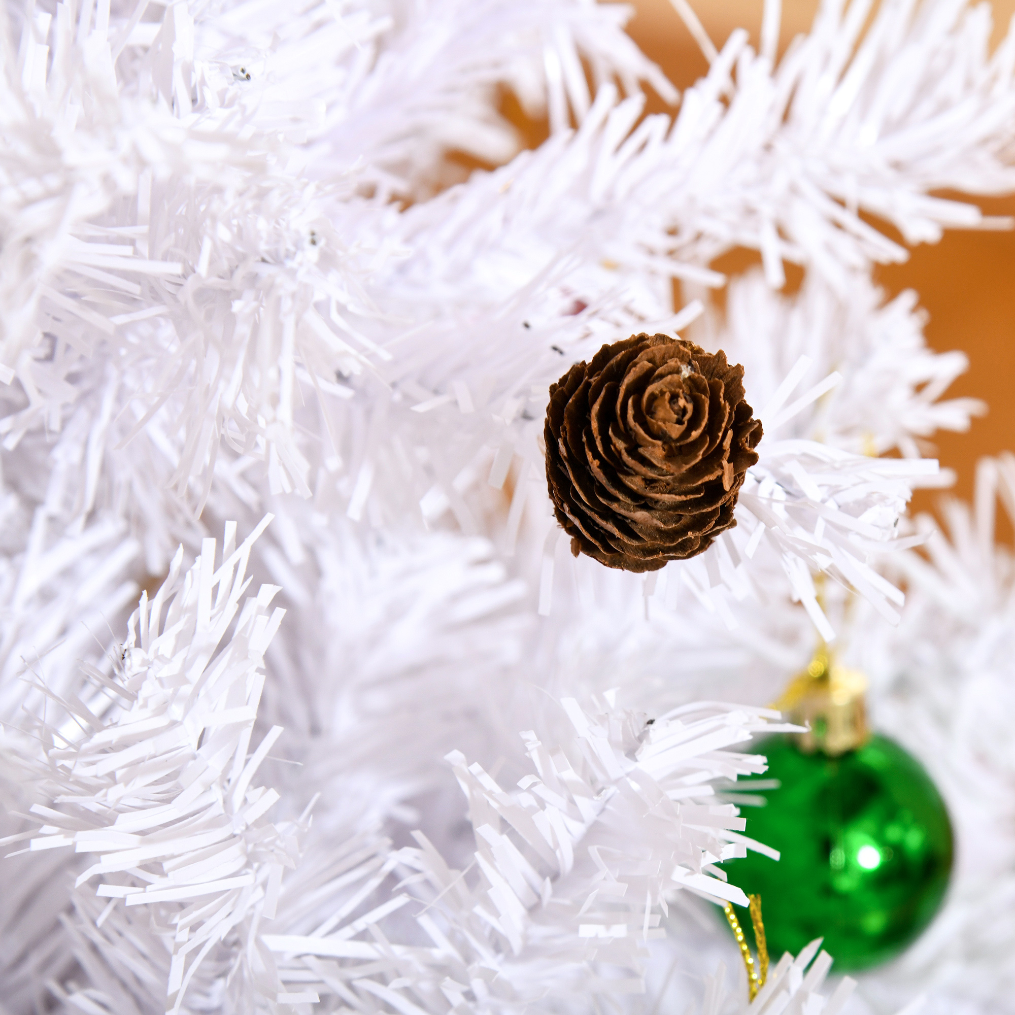 Künstlicher Weihnachtsbaum 150 cm künstlich Tannenbaum mit Kugeln, Glocken, Trommeln, Geschenkboxen, Christbaum mit 680 Spitzen, 12 Tannenzapfen Weihnachtsdeko inkl. Metallständer für drinnen