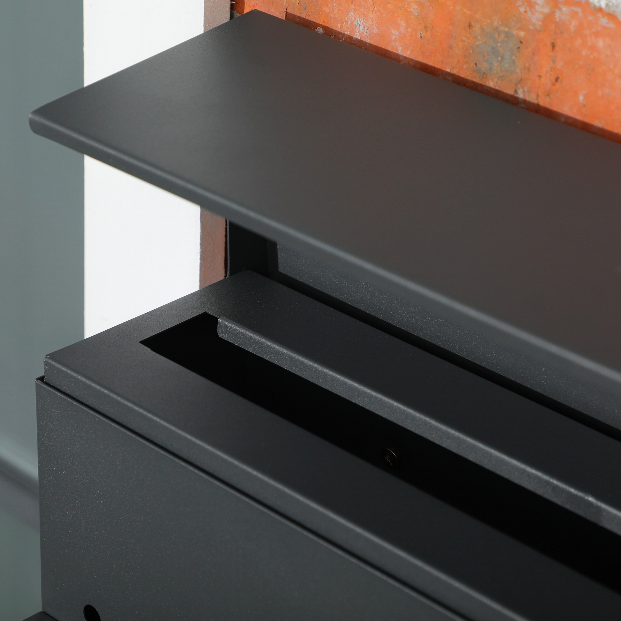 Briefkasten mit Deckel, 2 untere Abflusslöcher, Stahl, mit Schloss, Grau