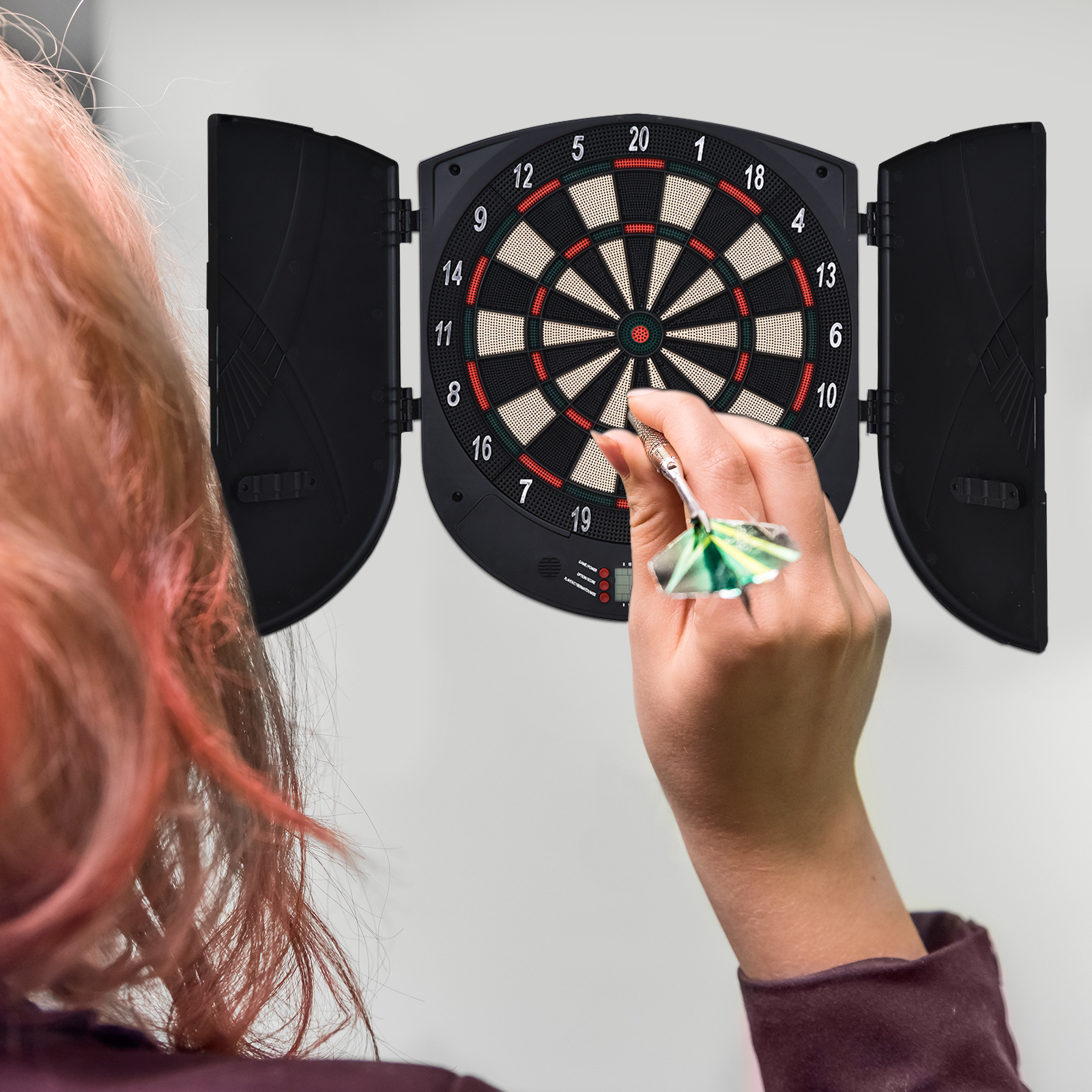 elektronische Dartscheibe Dartboard mit Sprachansagen Englische Stimme LED-Anzeigen 6 Darts 26 Spiele 185 Varianten Dartautomat mit Tür Dartscheibe Set für bis zu 8 Spieler
