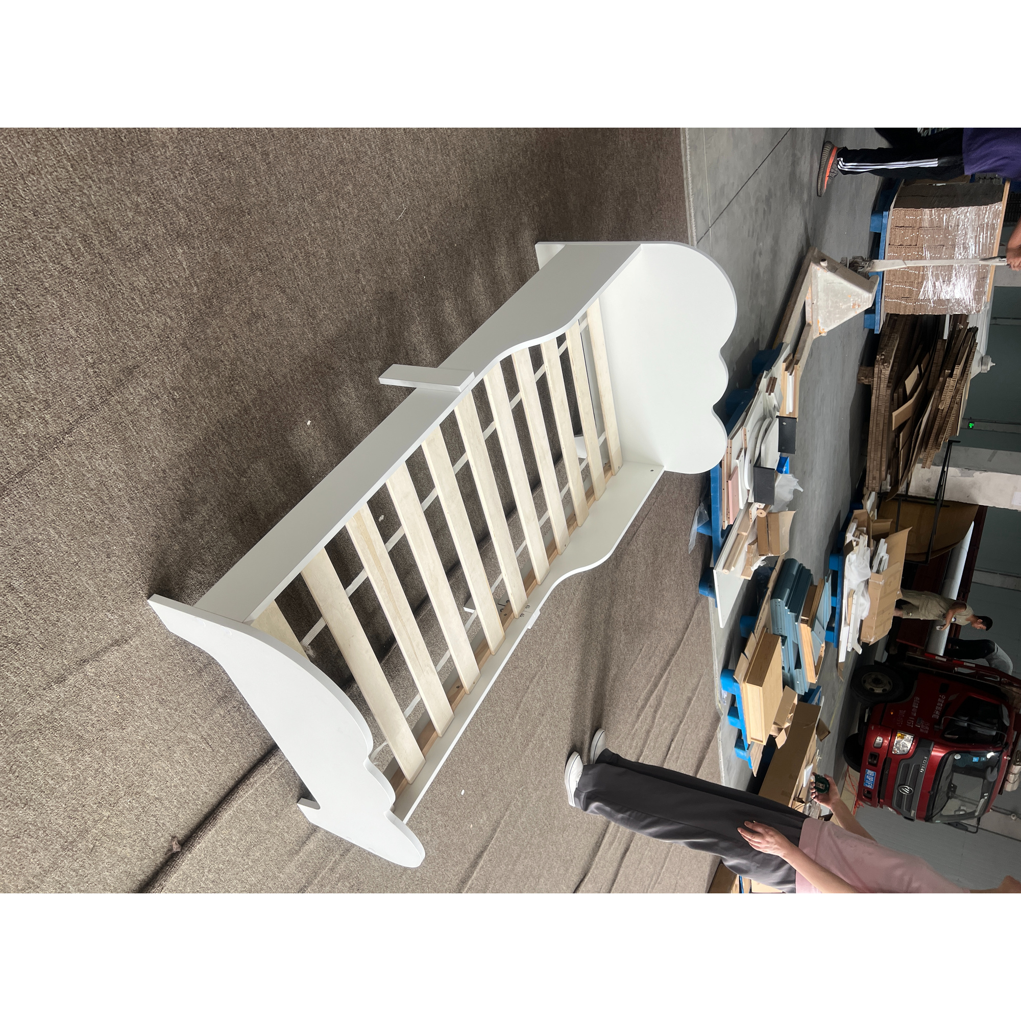 Kinderbett 140 x 70 cm Kleinkindbett mit Rausfallschutz, Lattenrost, Wolken-Design 3-8 Jahre, ohne Matratze, Weiß