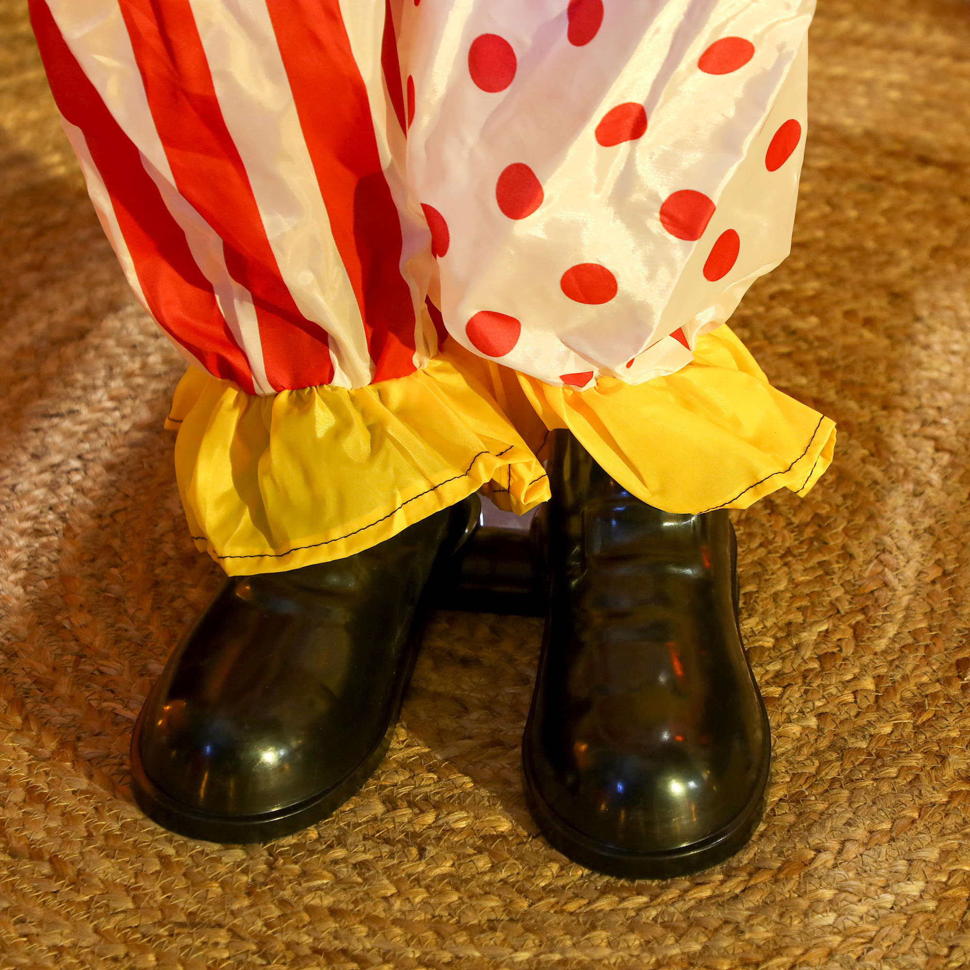 stapelbare Halloween-Animatronics-Clowns mit roten leuchtenden Augen für Indoor-Party-Requisiten