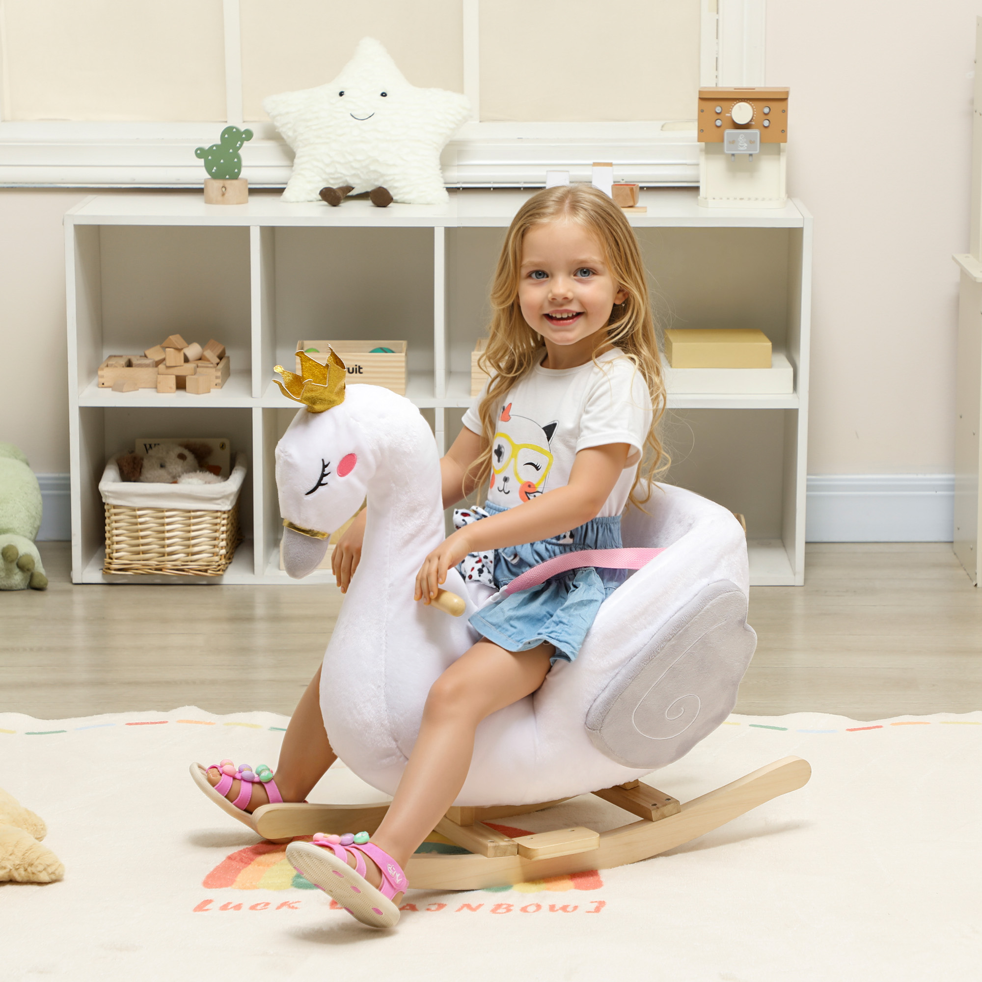 aiyaplay-schaukeltier-schwan-schaukel-mit-schlaflied-weicher-fullung-holzrahmen-fur-kinder-1-5-3-jahre-65x40x68-cm-weiss~22J5L899A4001
