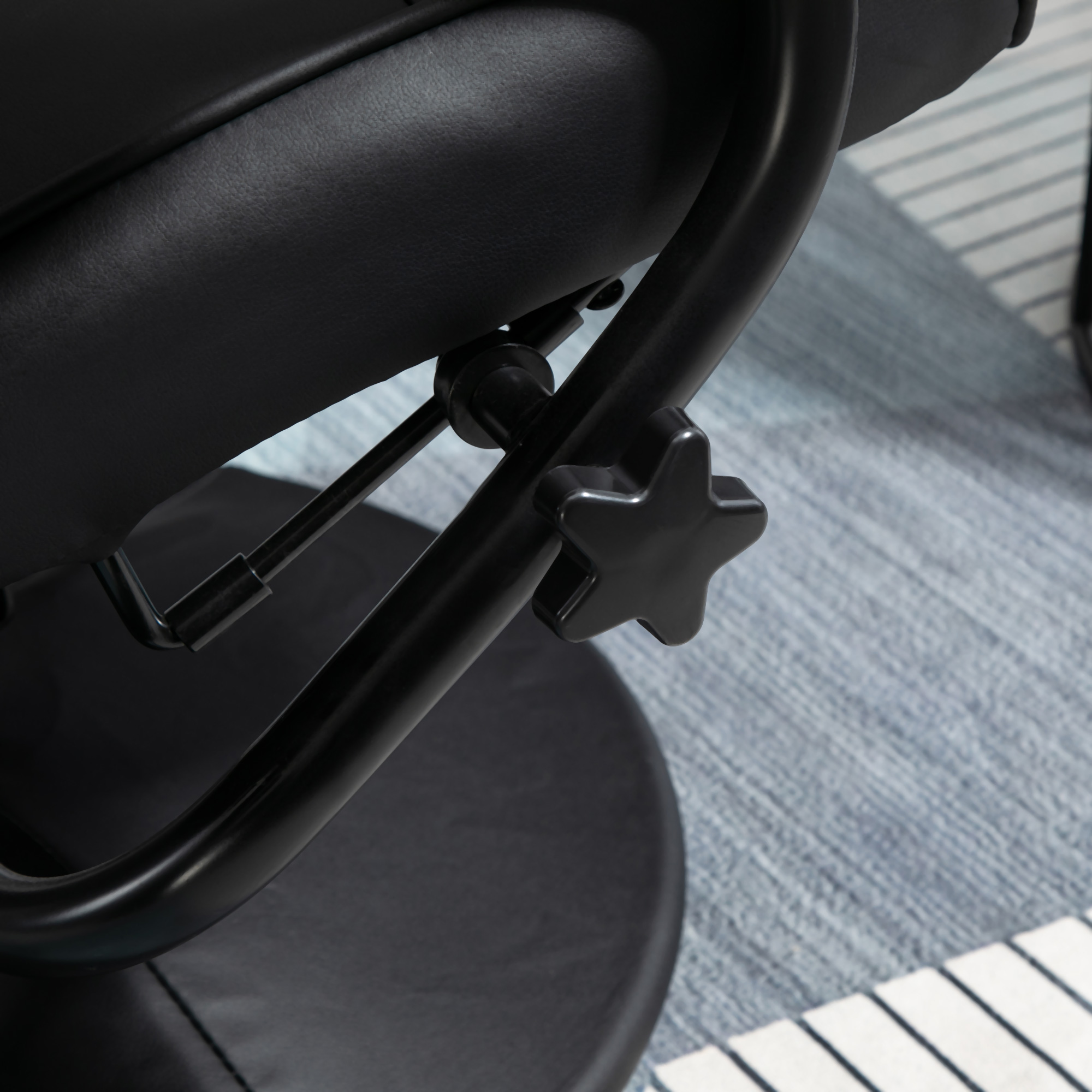 Massagesessel mit Hocker, Drehbares Relaxsessel mit Massagefunktion, Elektrisches Fernsehsessel mit Liegefunktion, Fernbedienung für Wohnzimmer, Kunstleder, Schwarz