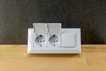 3-fach Steckdosenblock, weiß / 250V~/ 16A, Aufbaumontage mit Klappen