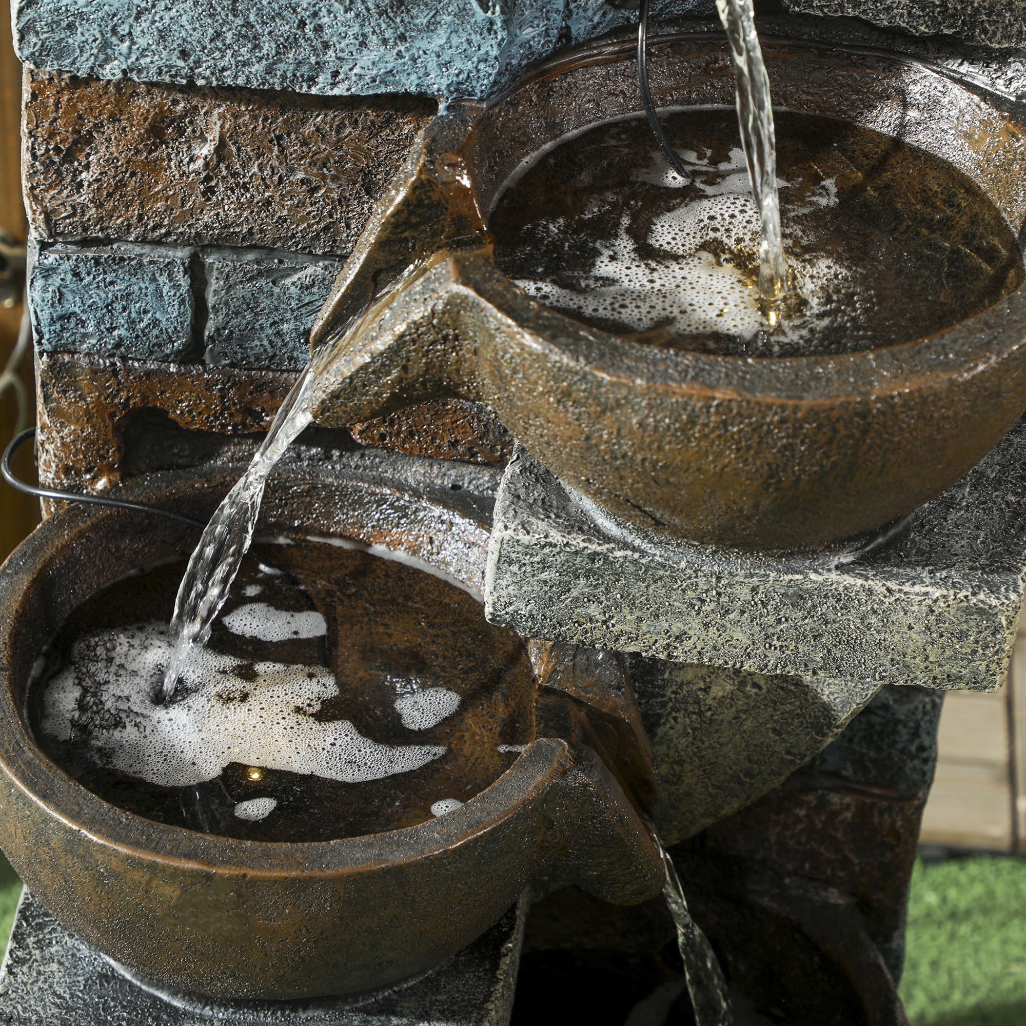 Gartenbrunnen, Backsteinoptik, 5-stufig, Solarbetrieb, LEDs, 107cm, Kunstharz, Grau/Braun