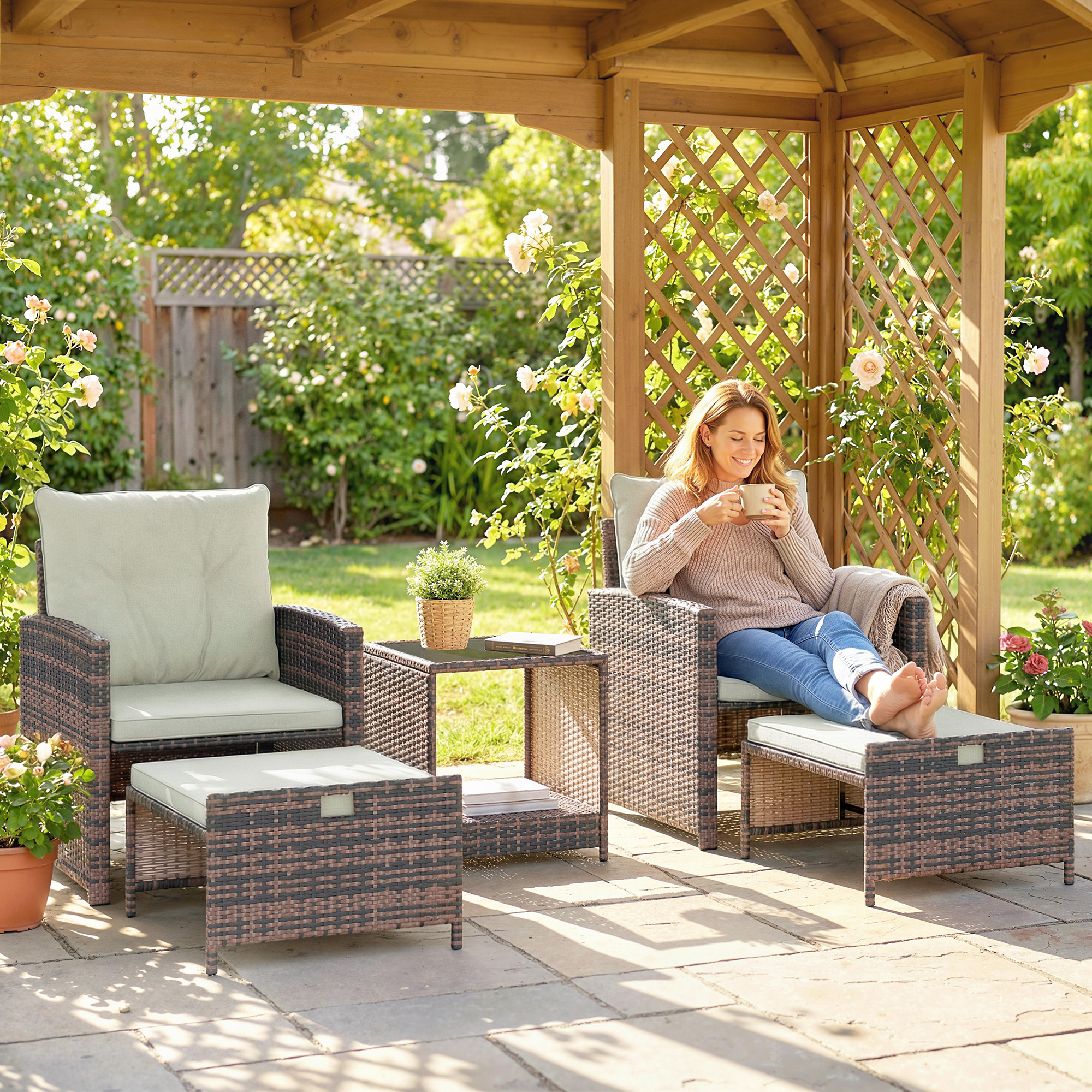 Rattan Gartenmöbel Set 5-teiliges Balkonmöbel Set mit 2 Stühle Kissen Hocker Tisch Staufach Cremeweiß