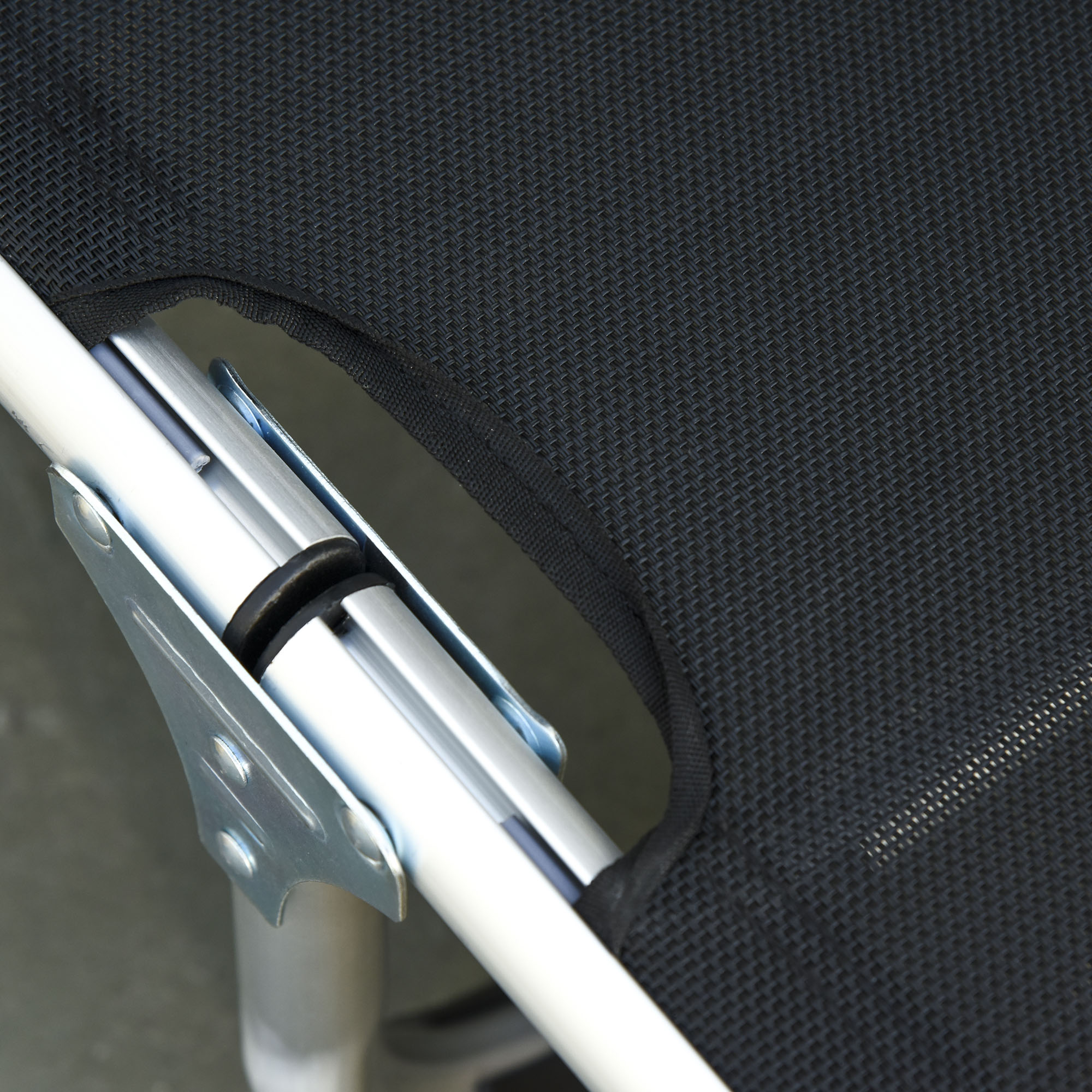 Sonnenliege faltbar Gartenliege mit Kopfkissen Liegestuhl mit der 4-stufig verstellbaren Rückenlehne Campingliege bis 120 kg belastbar für Outdoor-Park, Garten, Schwarz