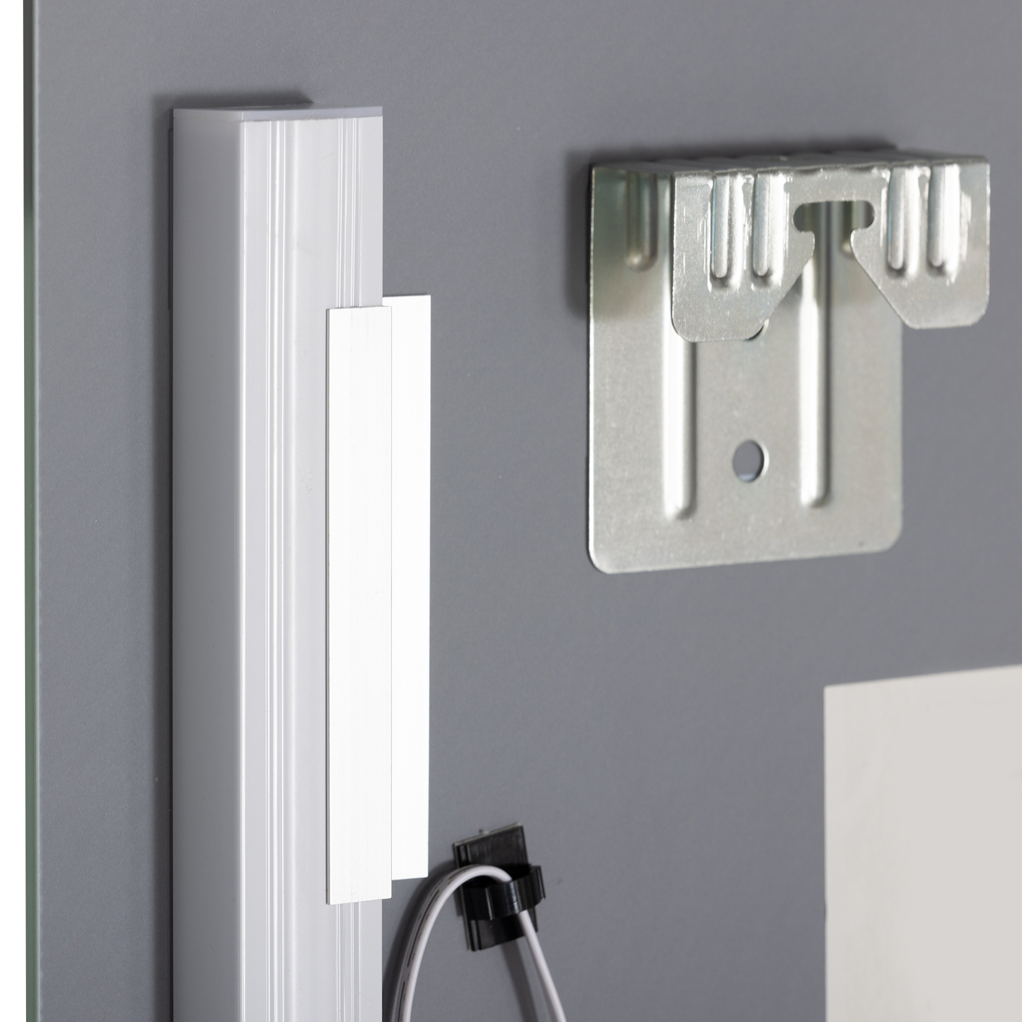 Badezimmerspiegel mit LED-Beleuchtung, elegant und hochwertig, Glas, Aluminium, Kunststoff, 50L x 12B x 70H cm