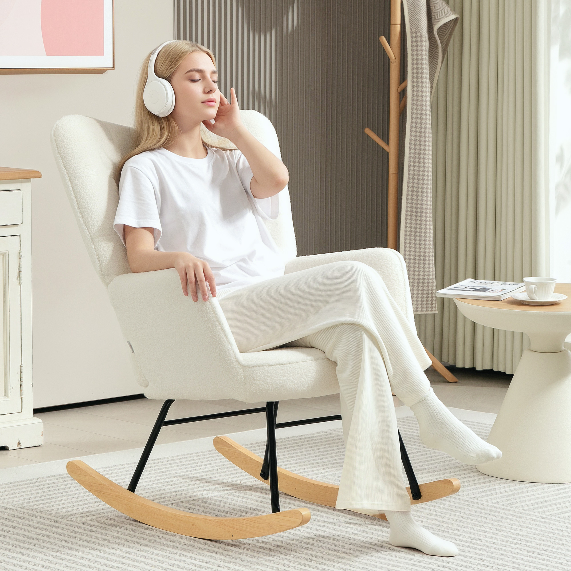 Schaukelstuhl in Vliesoptik mit Armlehnen, Ergonomischer Sessel mit Holzkufen, für Wohnzimmer, Schlafzimmer, Weiß