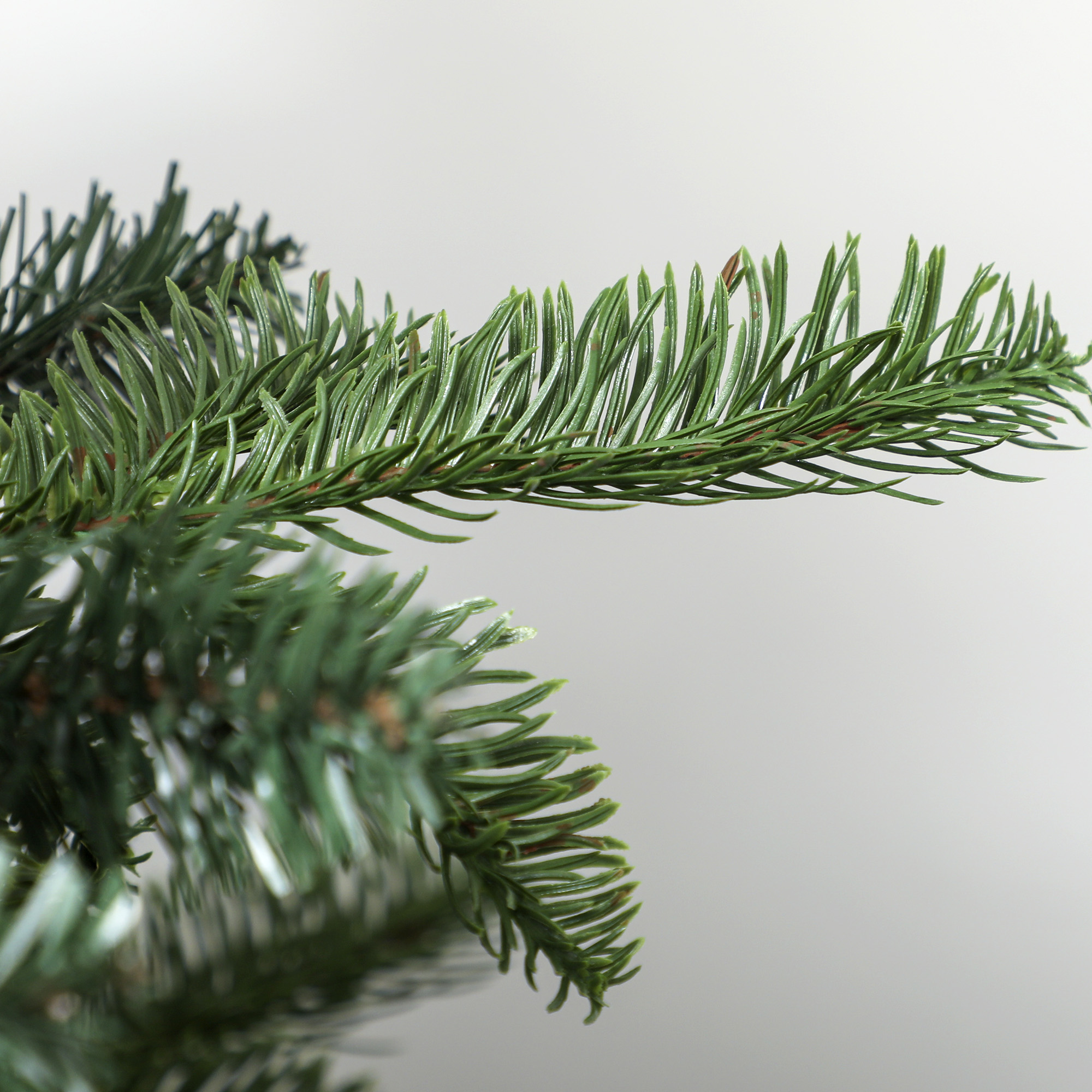Künstlicher Weihnachtsbaum mit realistischen Zweigen, Kunst-Tannenbaum mit faltbarem Ständer, flammenhemmend, Kunststoff, Metall, Grün