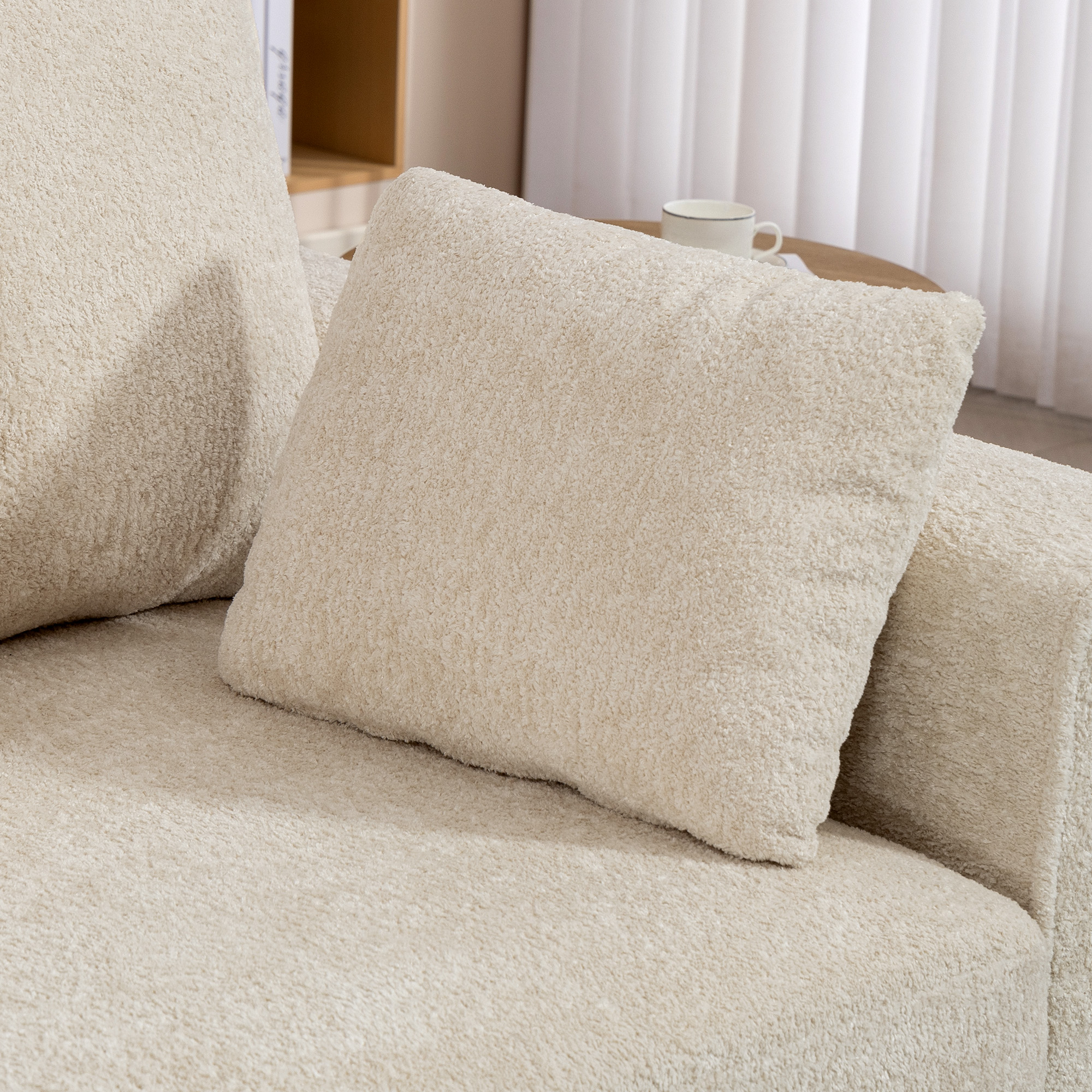 beiges 3-Sitzer-Sofa mit Raindrop-Samtbezug, tiefem Sitz, Federkissen, breiten Armlehnen und 4 Kissen