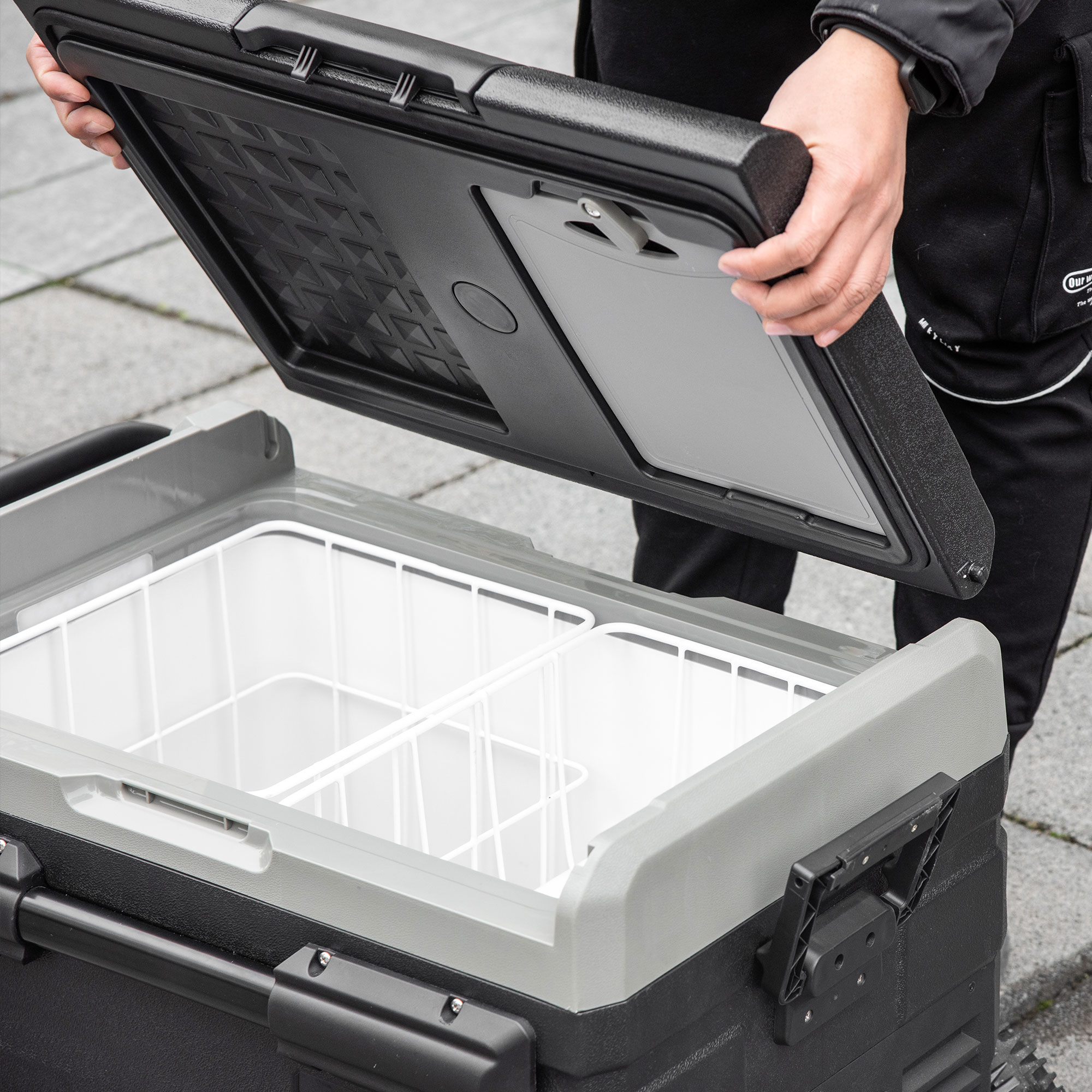 Kühlbox Auto 40L mit LED-Beleuchtung Kompressor Autokühlschrank mit Griffe Transportrollen Boot Camper Reisen 12/24V DC und 110-240V AC Grau+Schwarz