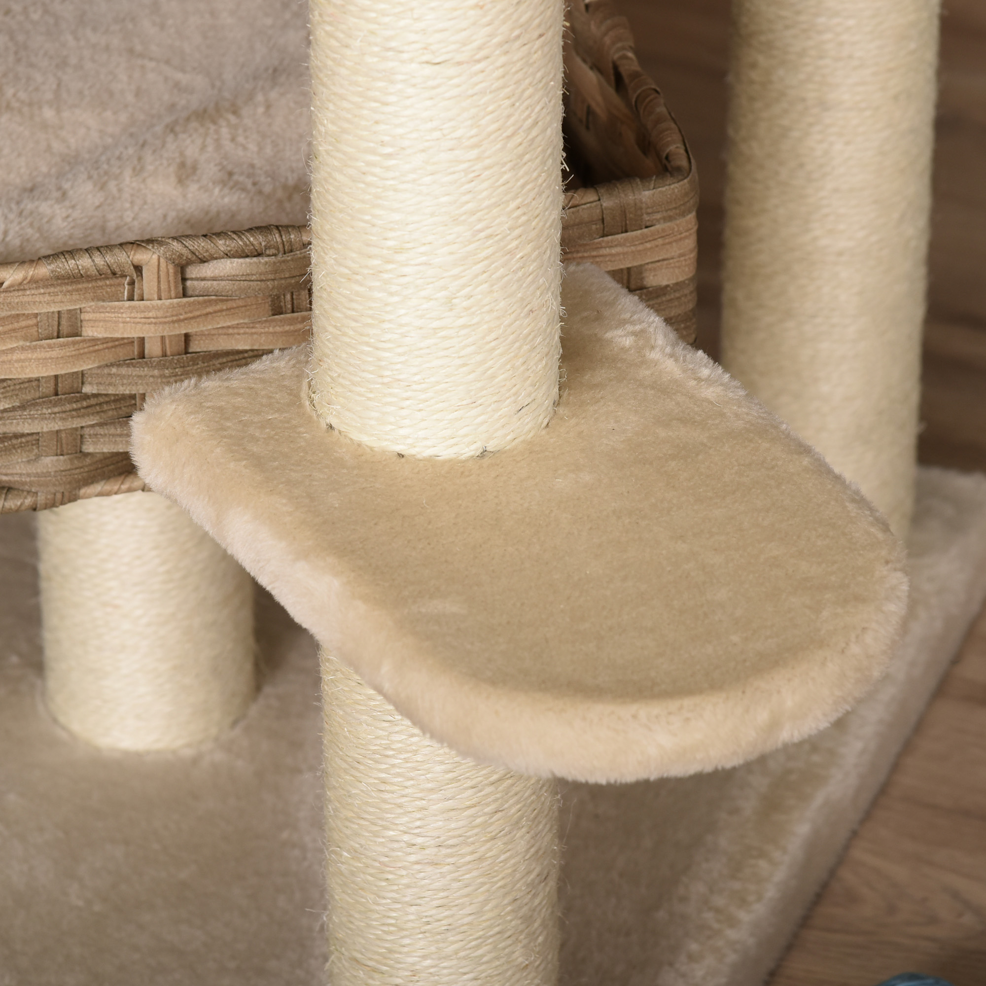Rattan Kratzbaum mit Katzenhöhle Mehrstufiger Katzenbaum Kletterbaum für Katzen E1 MDF Sisal Beige+Braun 55 x 55 x 174 cm